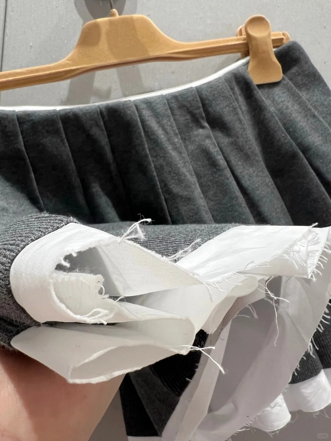 MIU 25SS Colorblocked Pleated Short Skirt