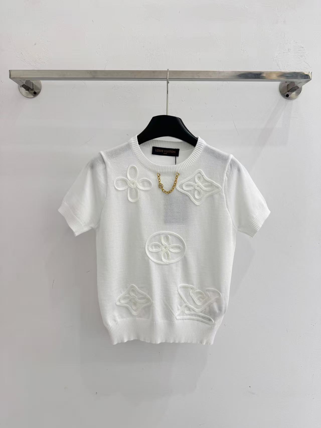 LO 26 Round Neck Hollow Flower Patch Lightweight Knit Tee