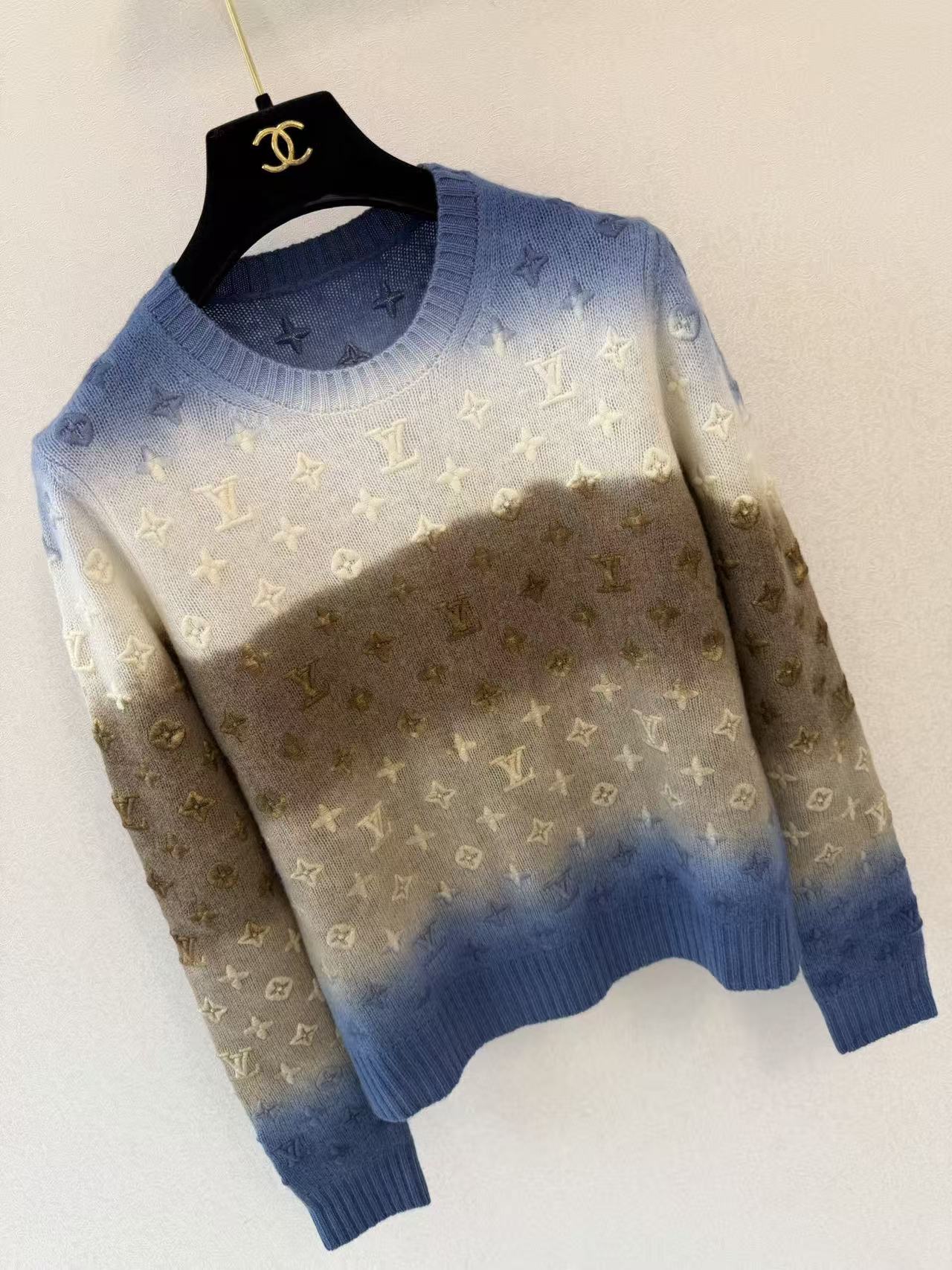 LO 26 Tie Dye Shaded Soft Cashmere Blend Long Sleeve Knit Top Full Raised Logo Pattern
