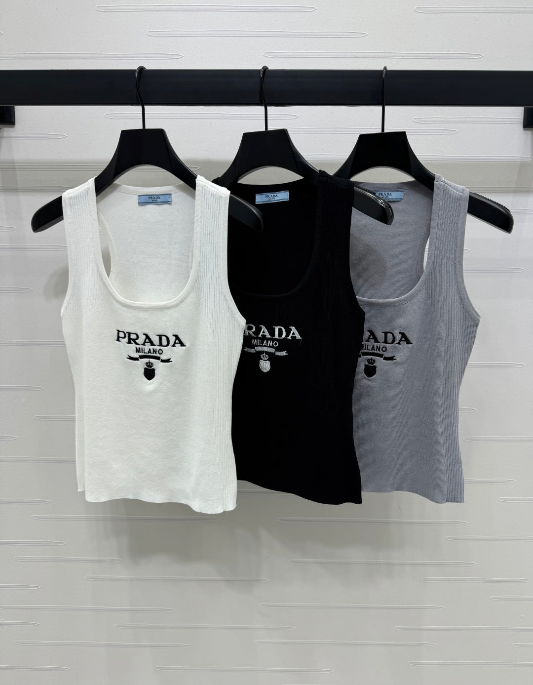 PR U-neck embroidered knitted vest