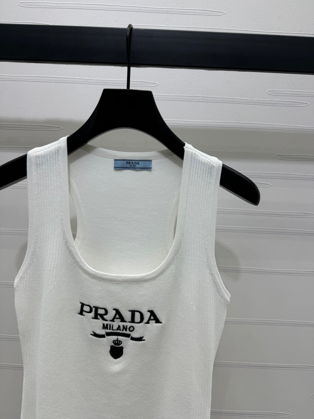 PR U-neck embroidered knitted vest