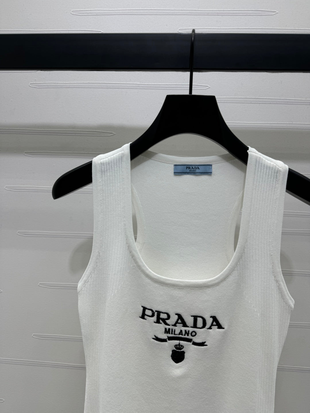 PR U-neck embroidered knitted vest
