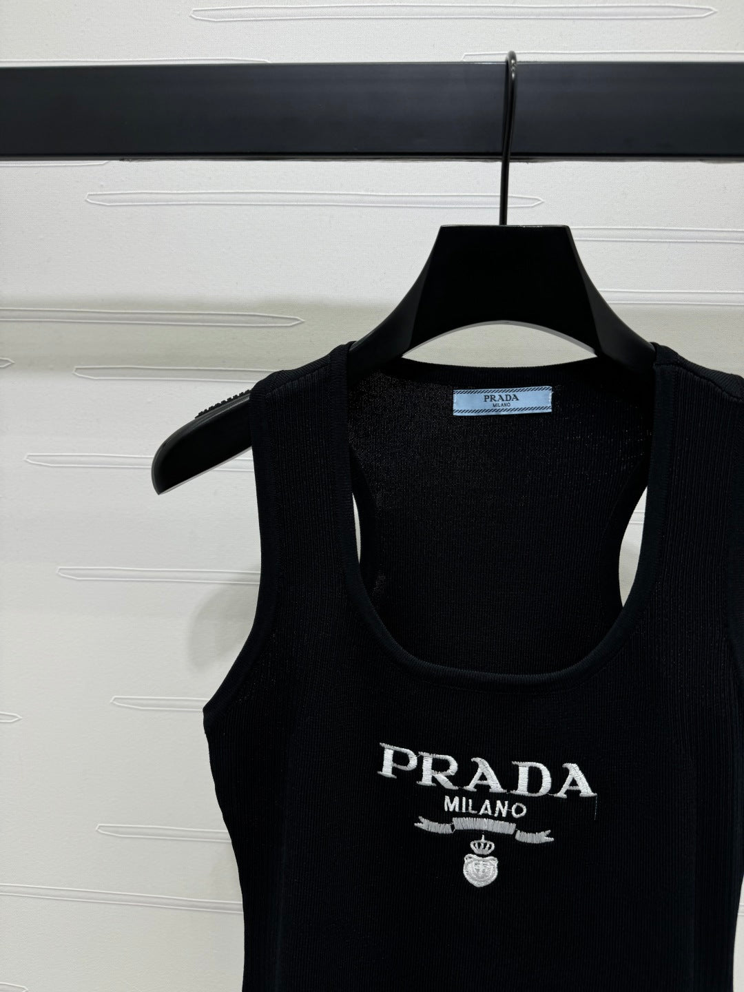 PR U-neck embroidered knitted vest