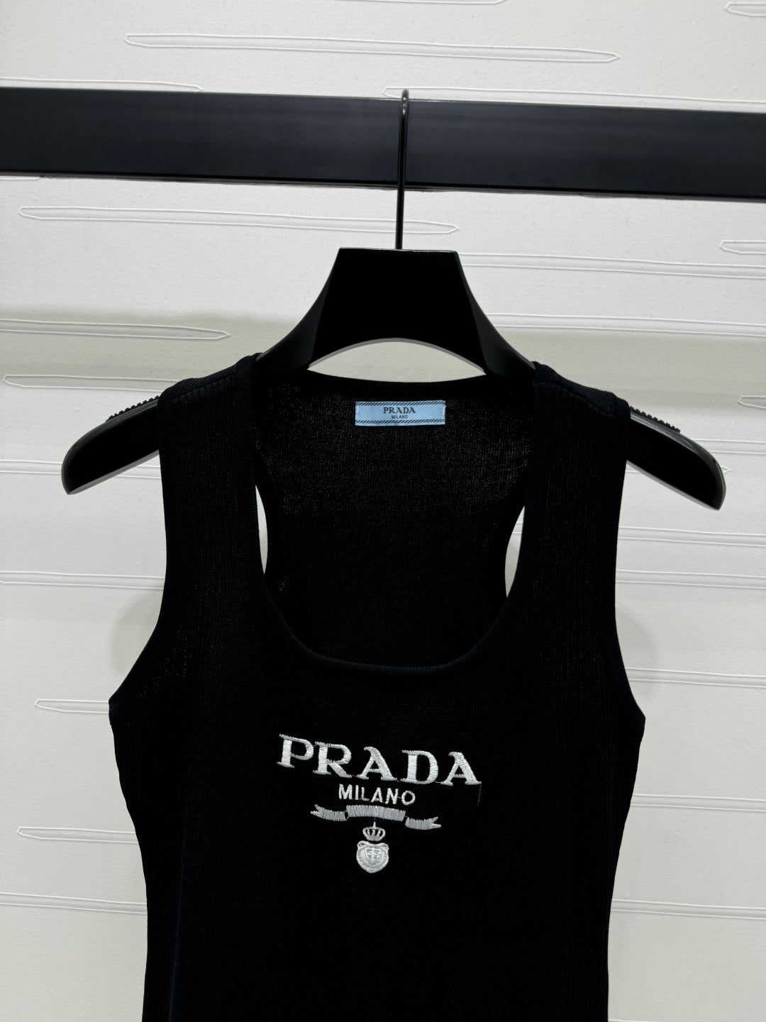 PR U-neck embroidered knitted vest