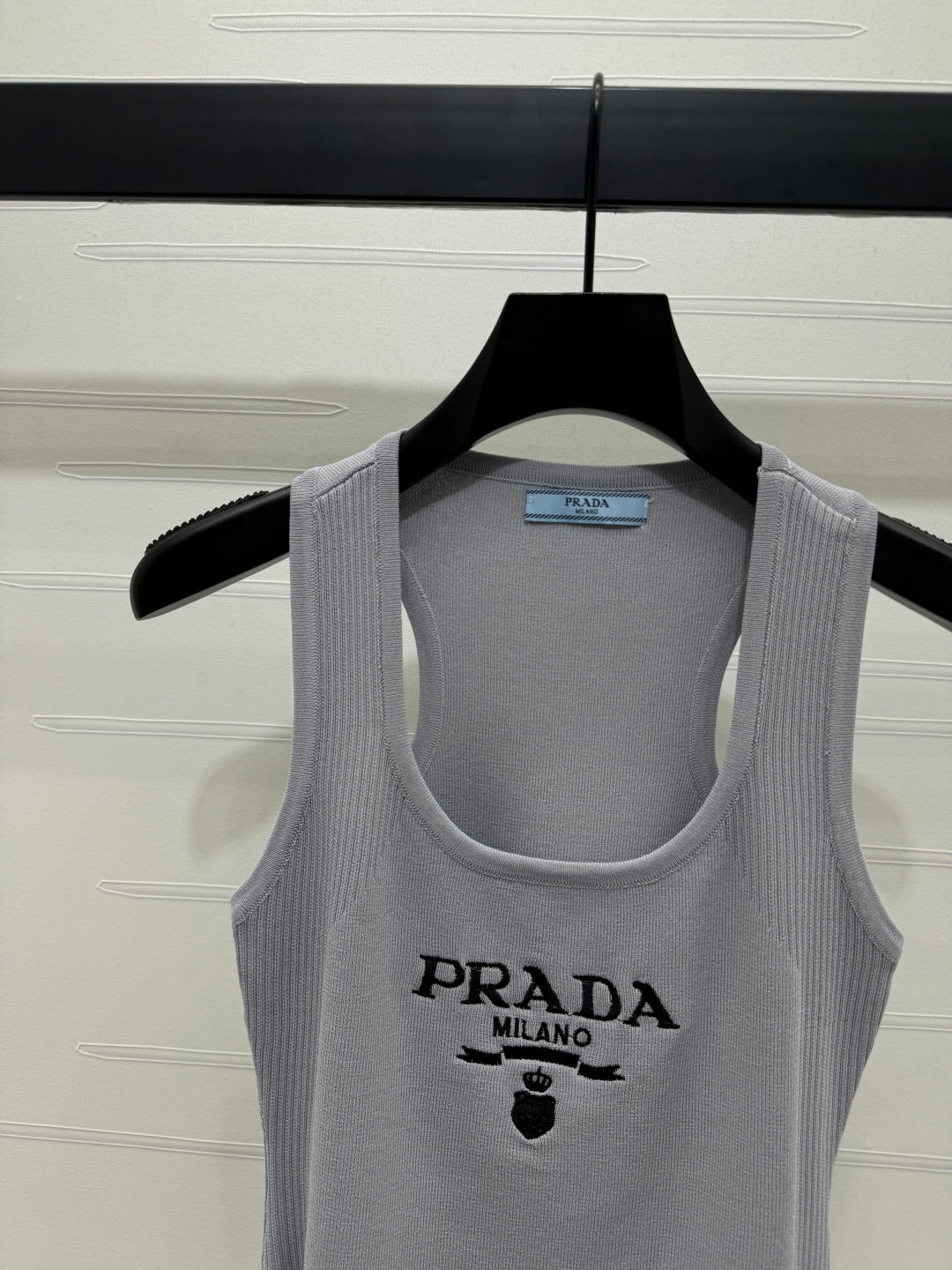 PR U-neck embroidered knitted vest