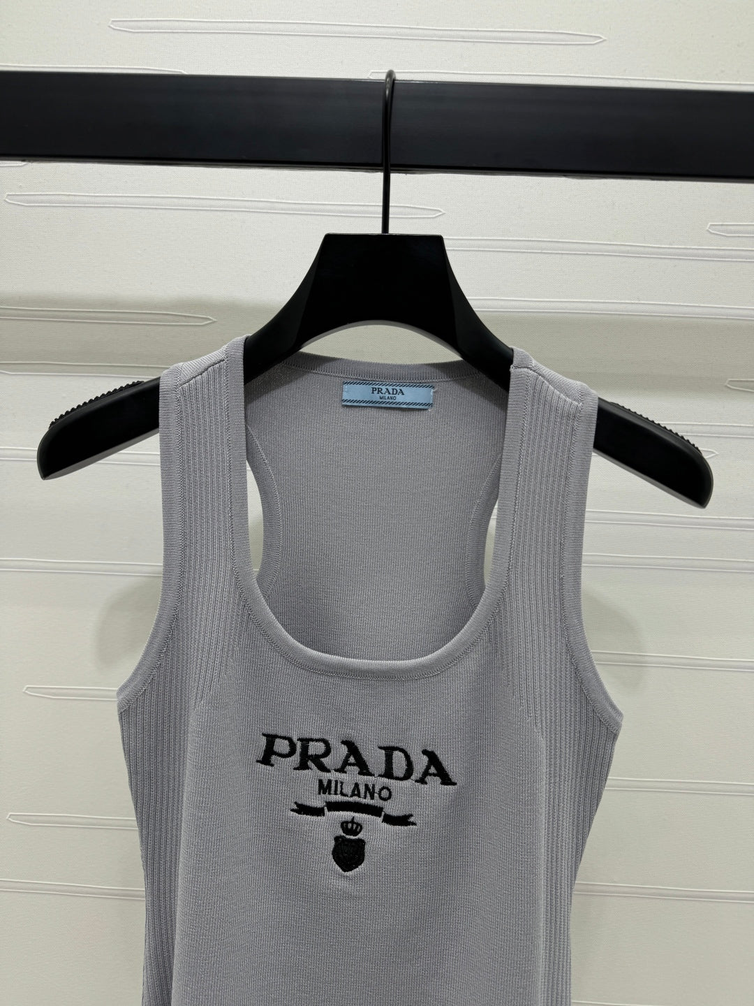 PR U-neck embroidered knitted vest