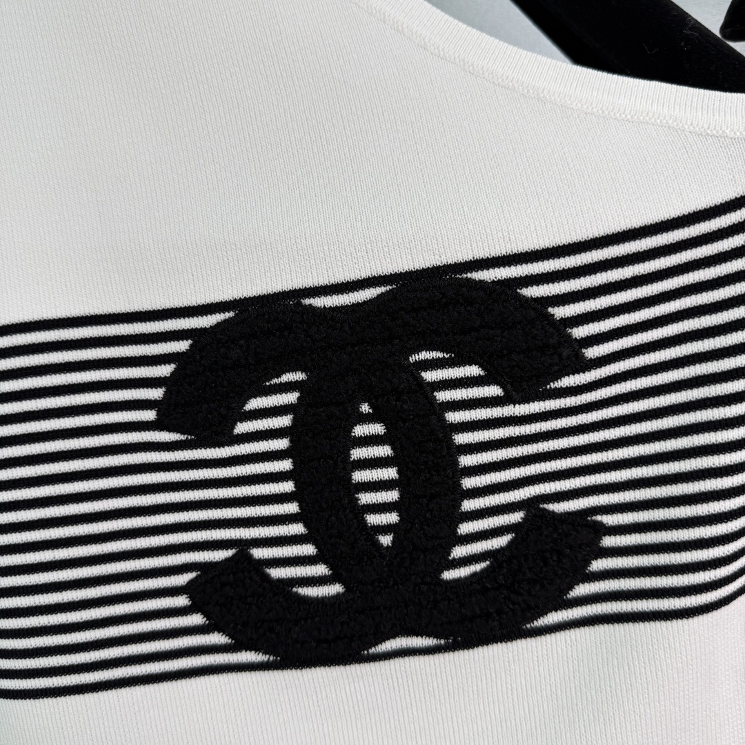 CHANE25SS Striped Knit Vest