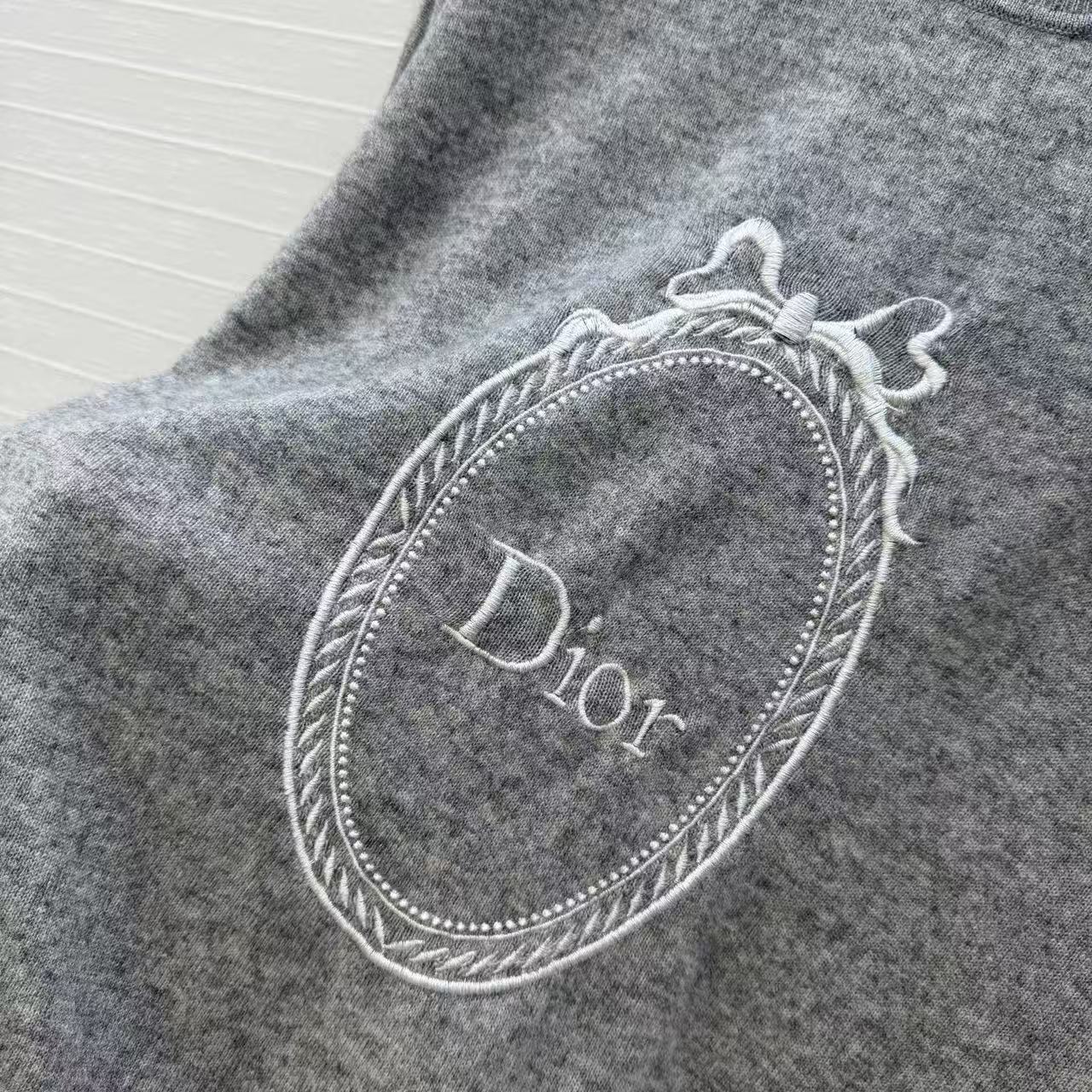 Di Bow Mirror Frame Embroidery Cashmere Crewneck Sweater