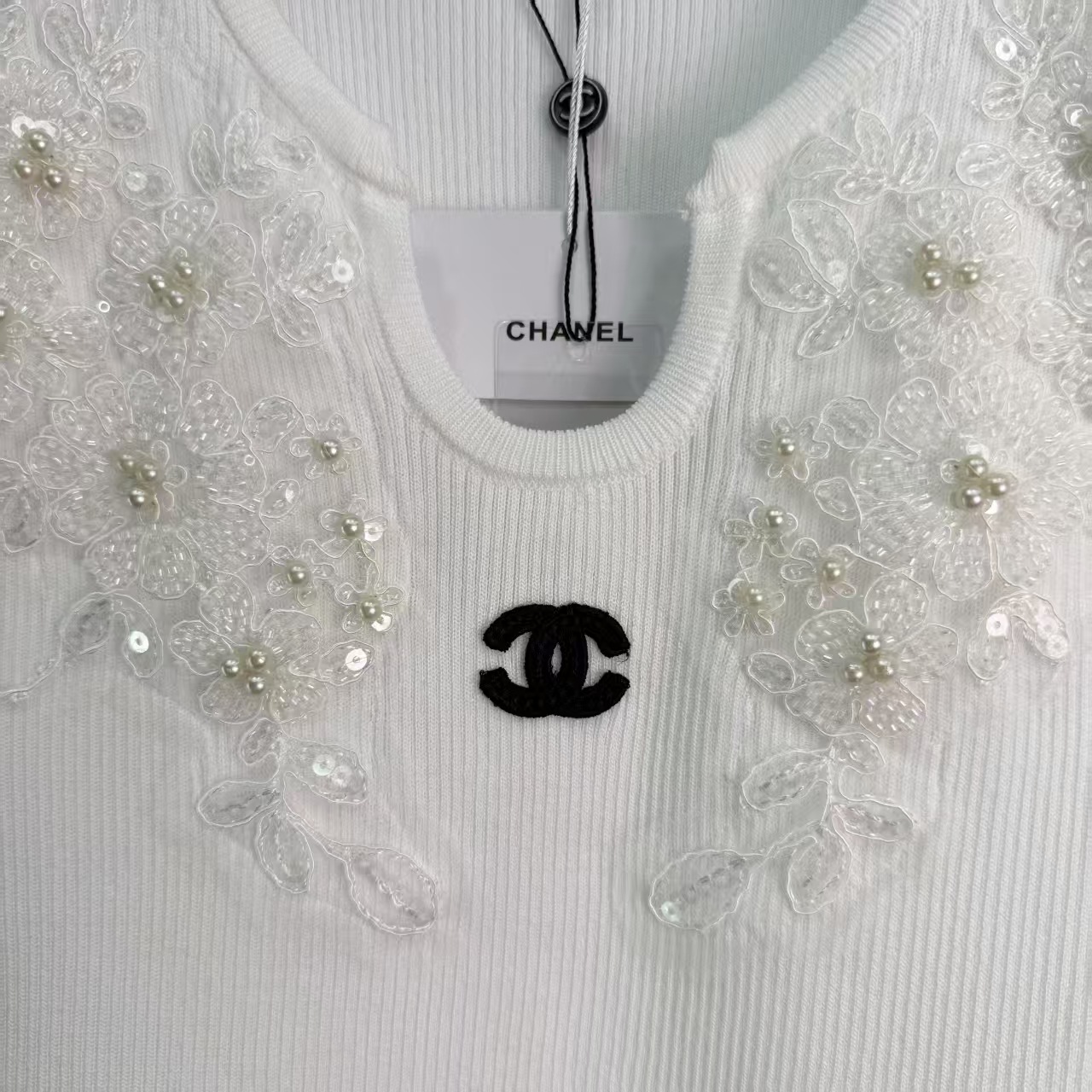 Cha*26 Spring/Summer New Collection Embroidered FlutterSleeve Short Sleeve Top.