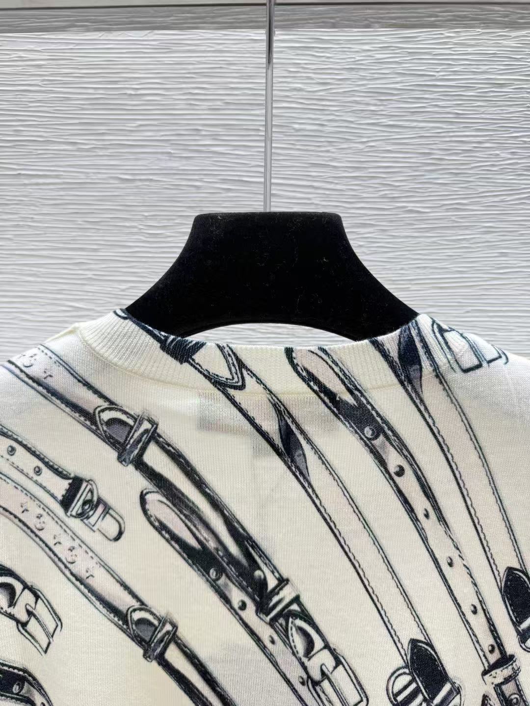 LO 26 Off White All Over Belt Illustration Fine Knit Tee