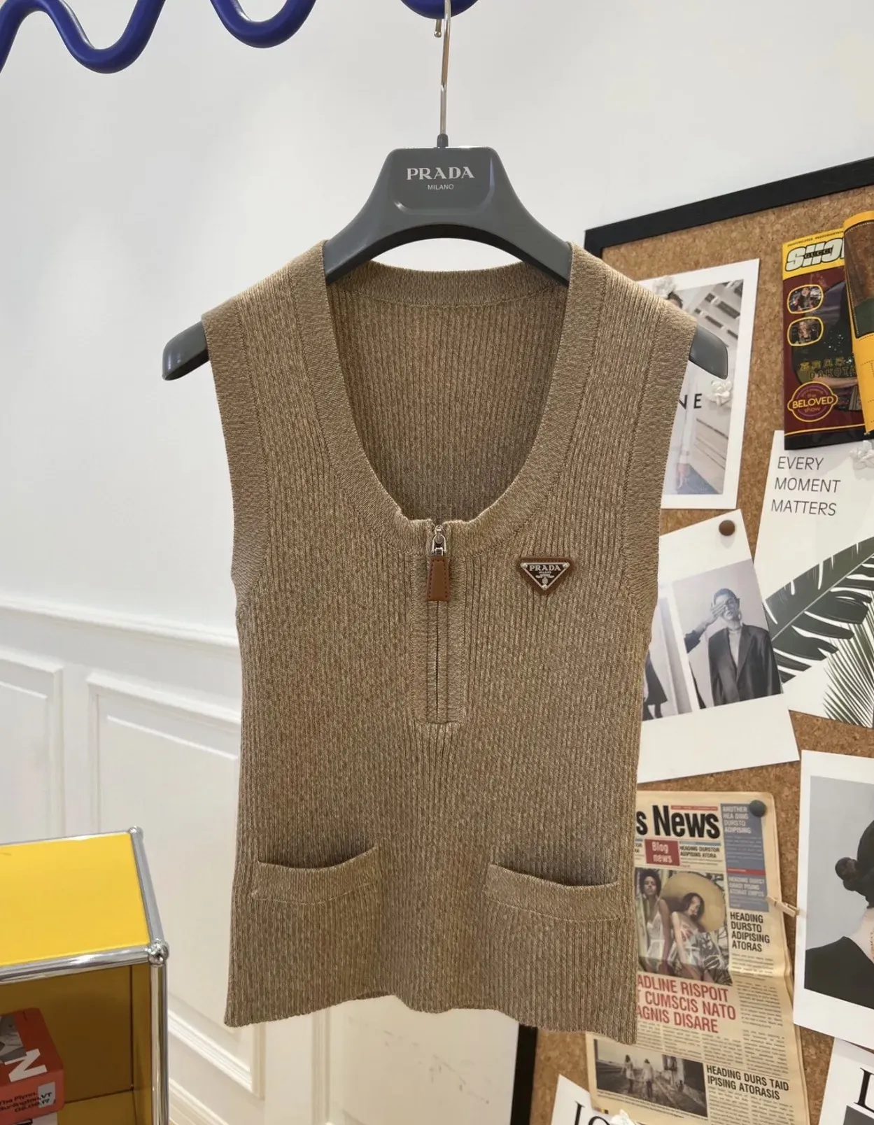 PRD Paper-cut character style triangle logo half-zip knitted vest