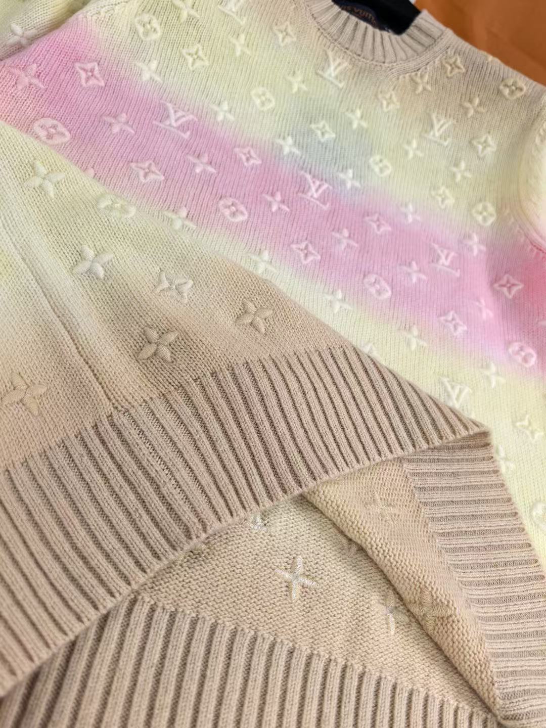 LO 26 Pastel Ombre Embossed Logo Short Sleeve Knit Sweater