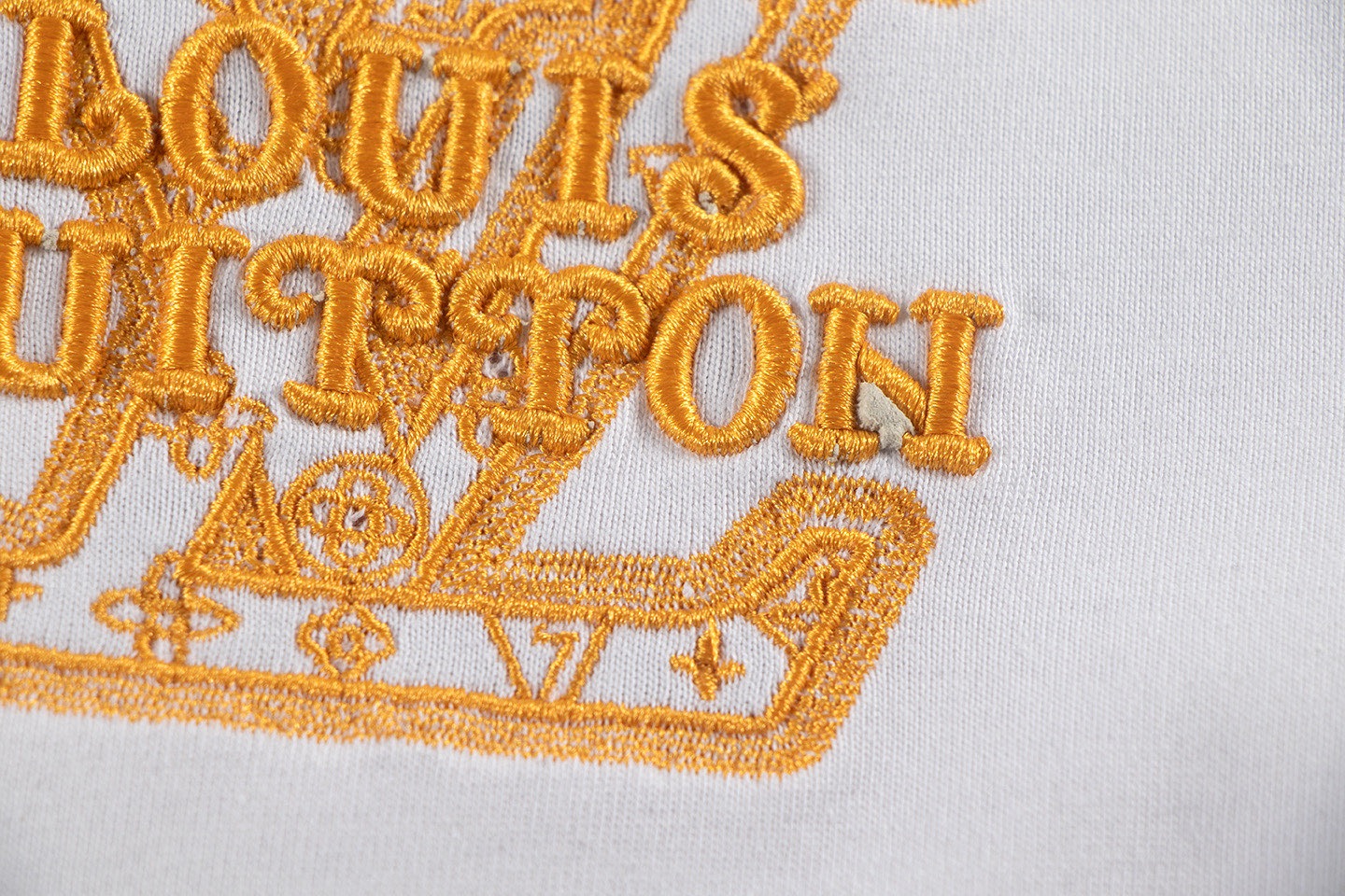 1V Embroidered logo short sleeved T-shirt