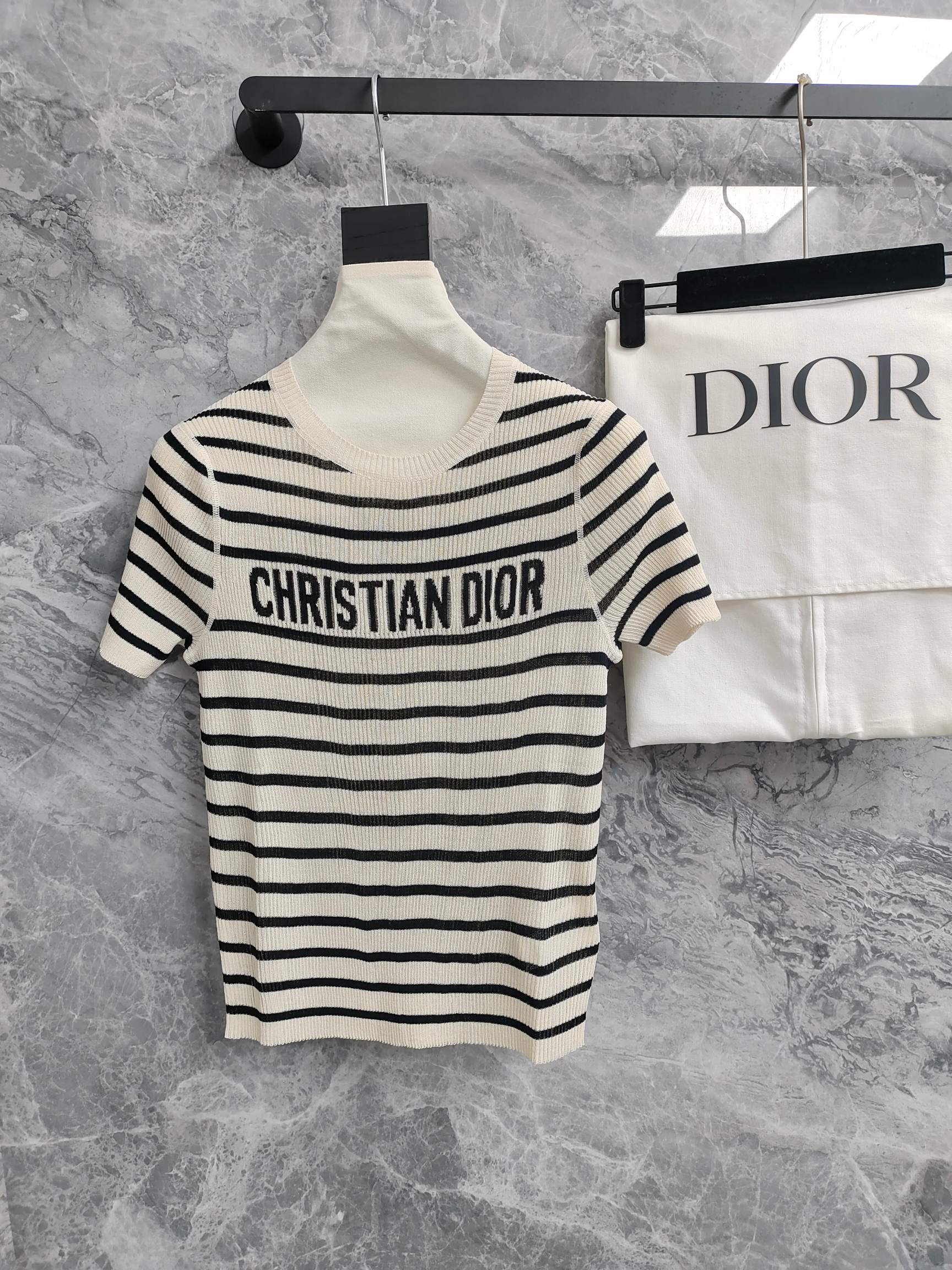 DIA 2025SS Classic Knitted T with Striped Alphabet