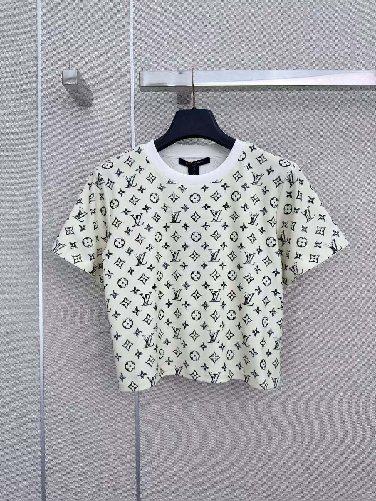 LO 26 Luxury Sketch Monogram Crop Tee