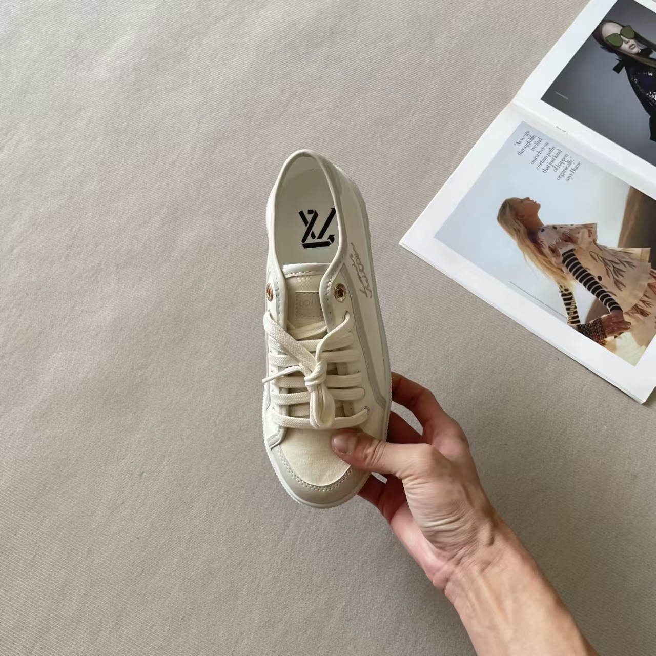 LO 26P Casual Shoes / White Shoes