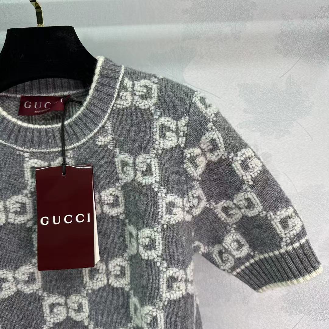 GU 26 Crew neck knit