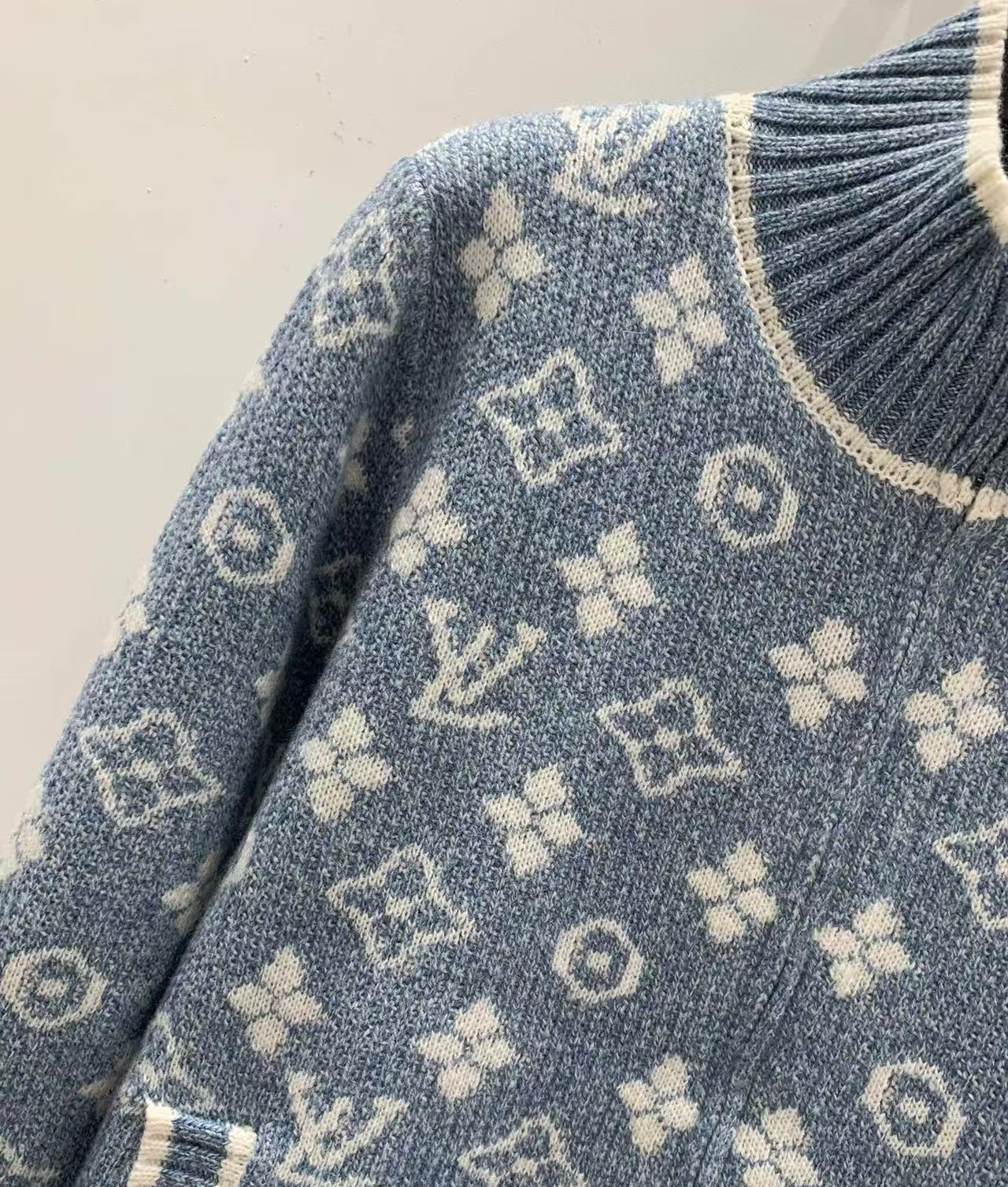 L 26 Knitted stand collar cardigan