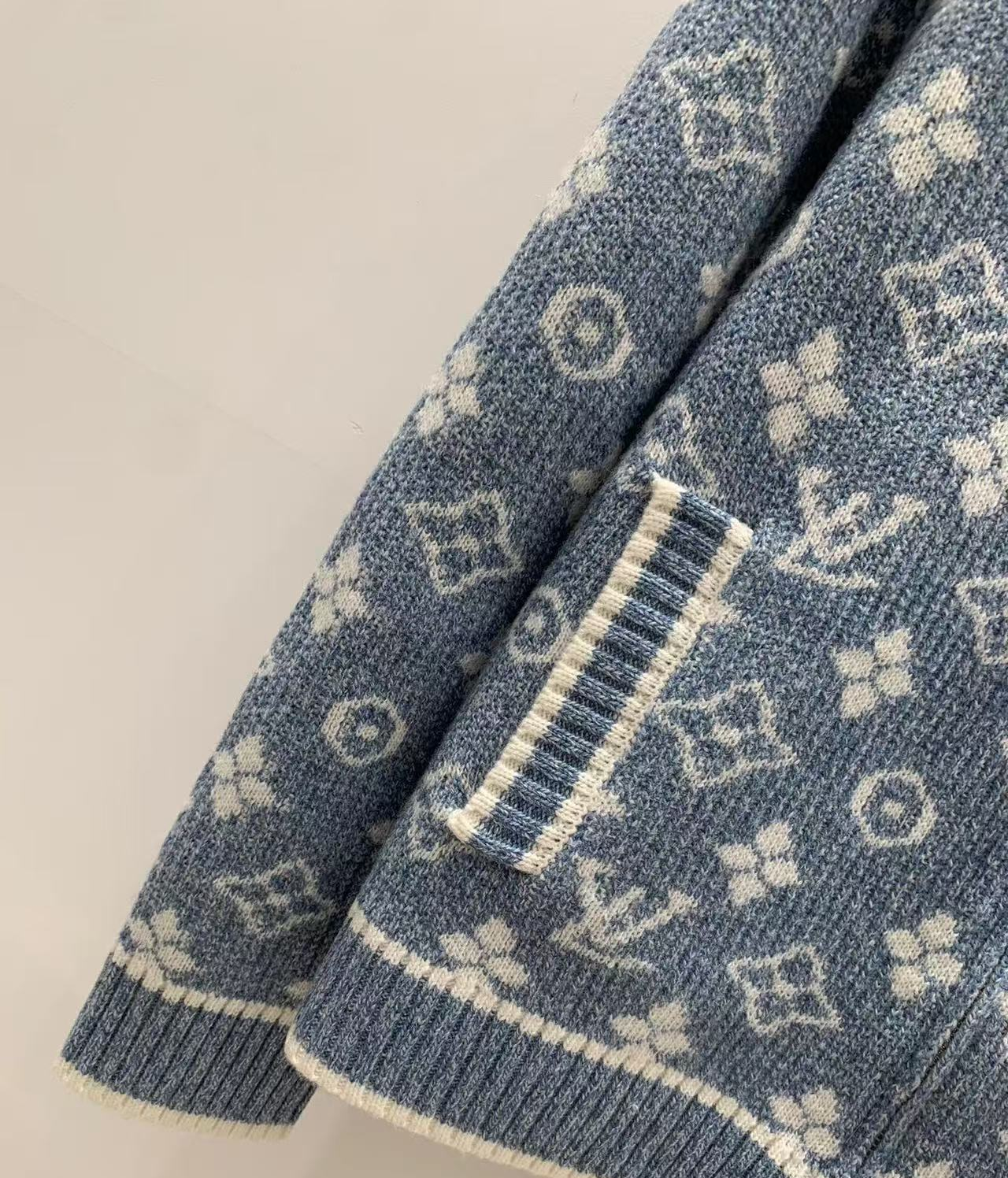 L 26 Knitted stand collar cardigan