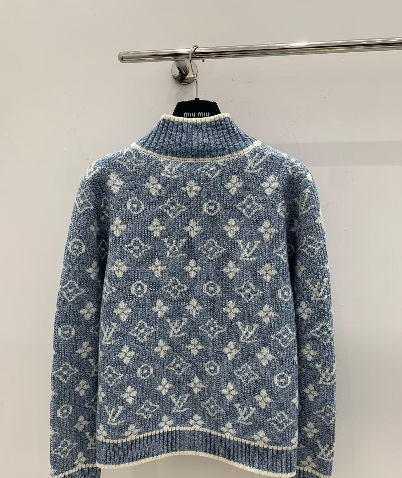 L 26 Knitted stand collar cardigan