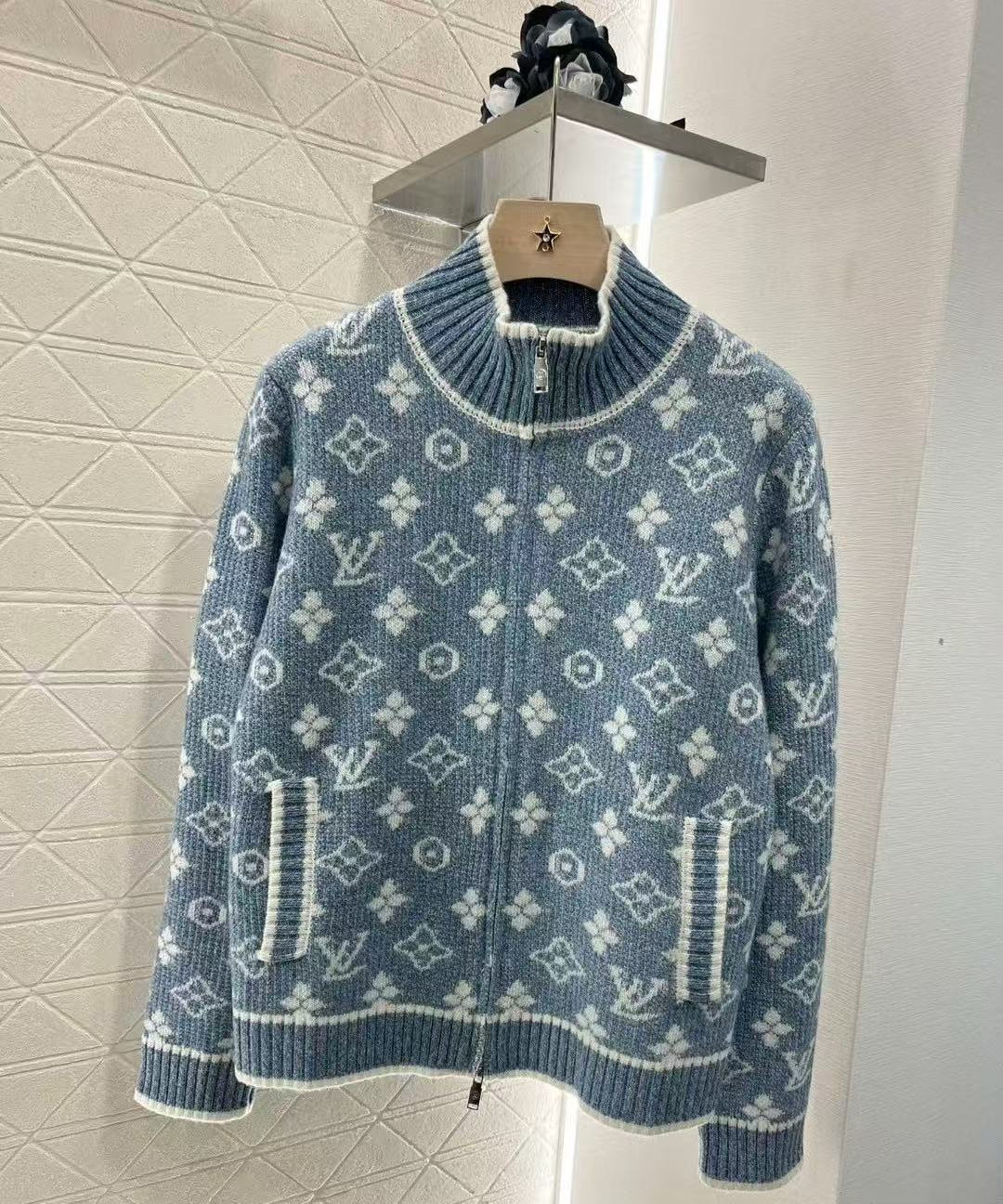 L 26 Knitted stand collar cardigan