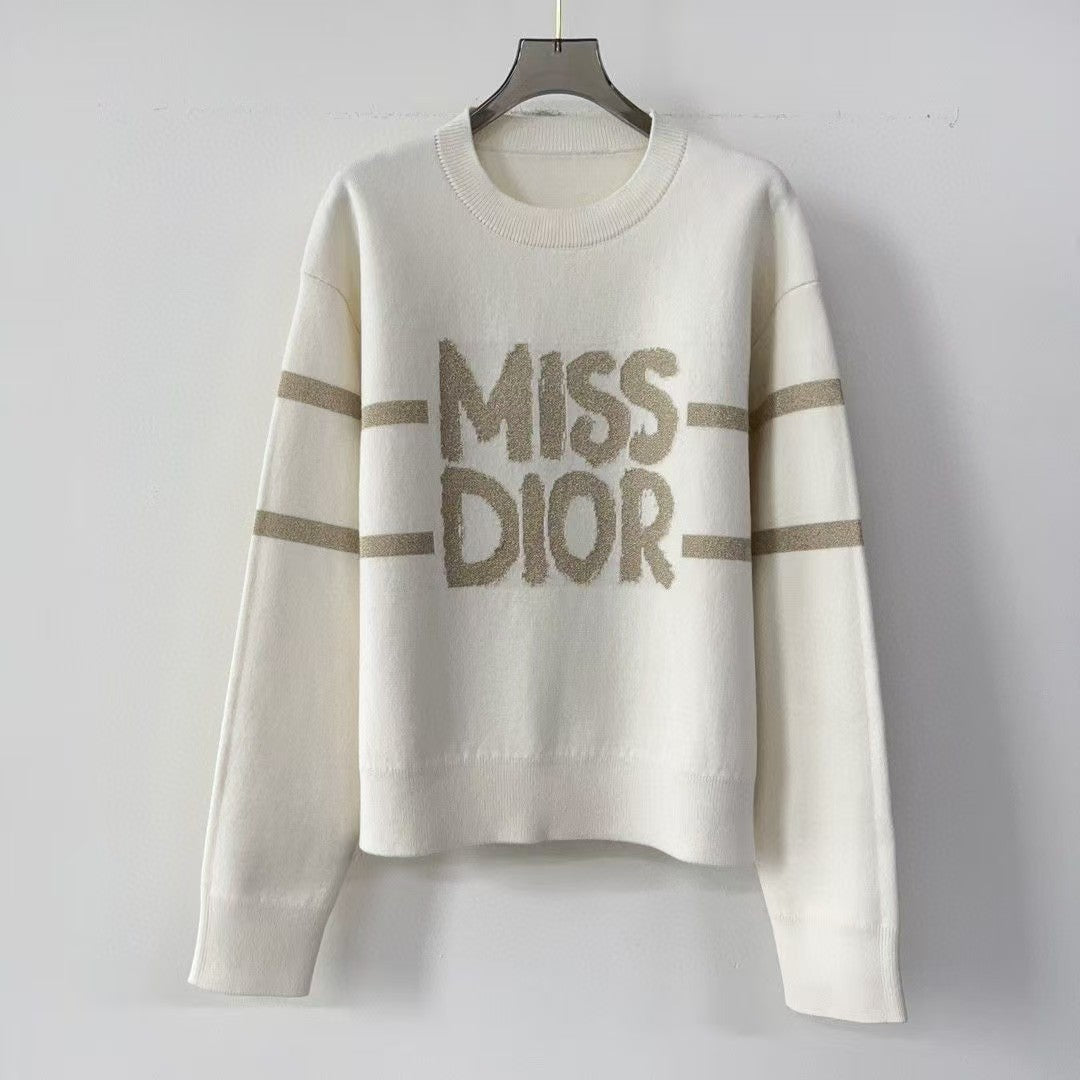 Di 26 New round neck embroidered top