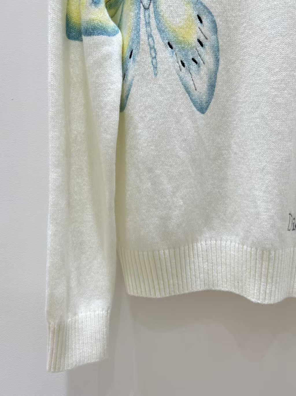 Di jacquardknit crew neck long sleeve sweater.