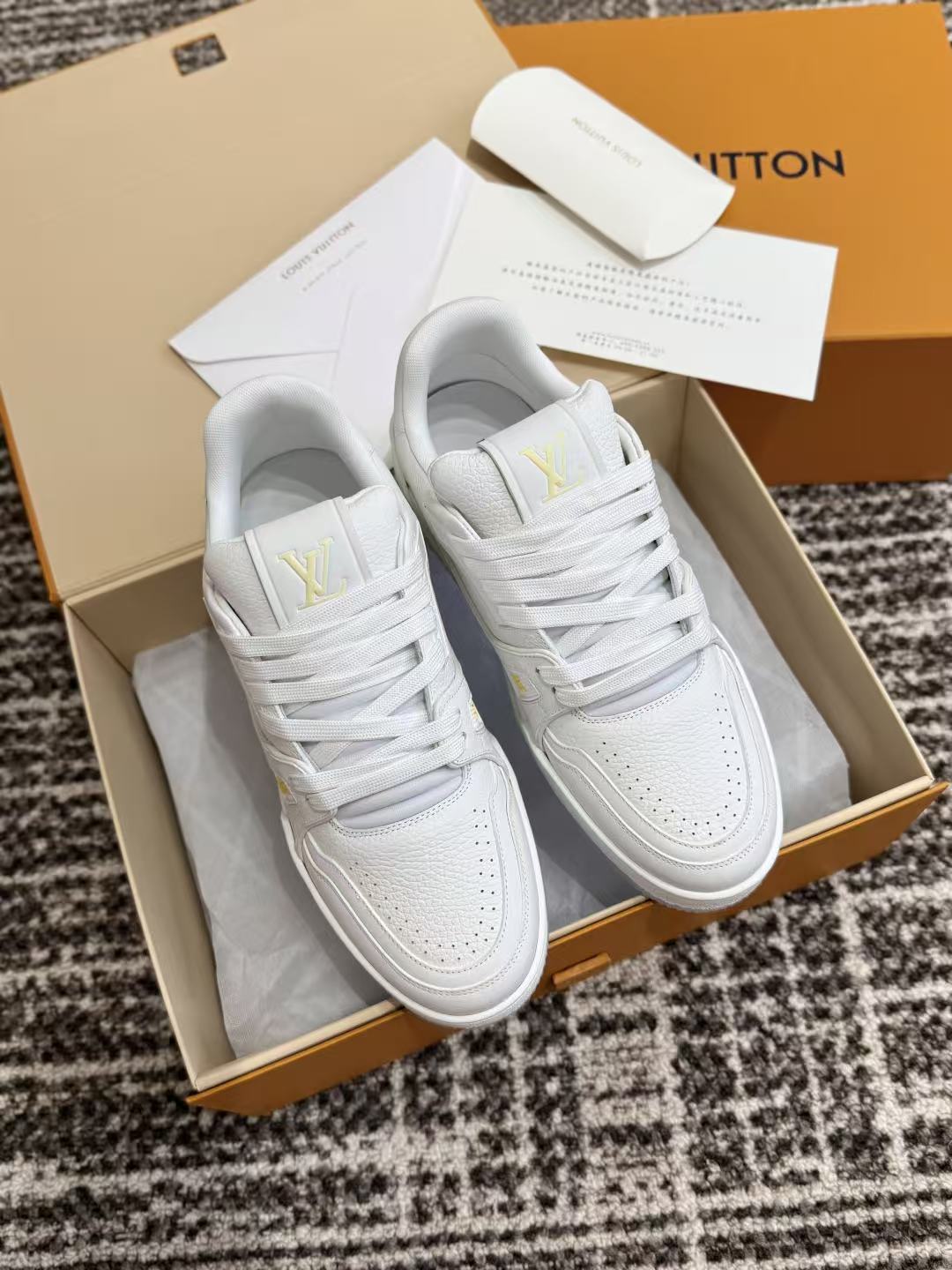 LO 26 Full Grain Leather Lace Up Casual Trainers Minimal Gold Branding Detail