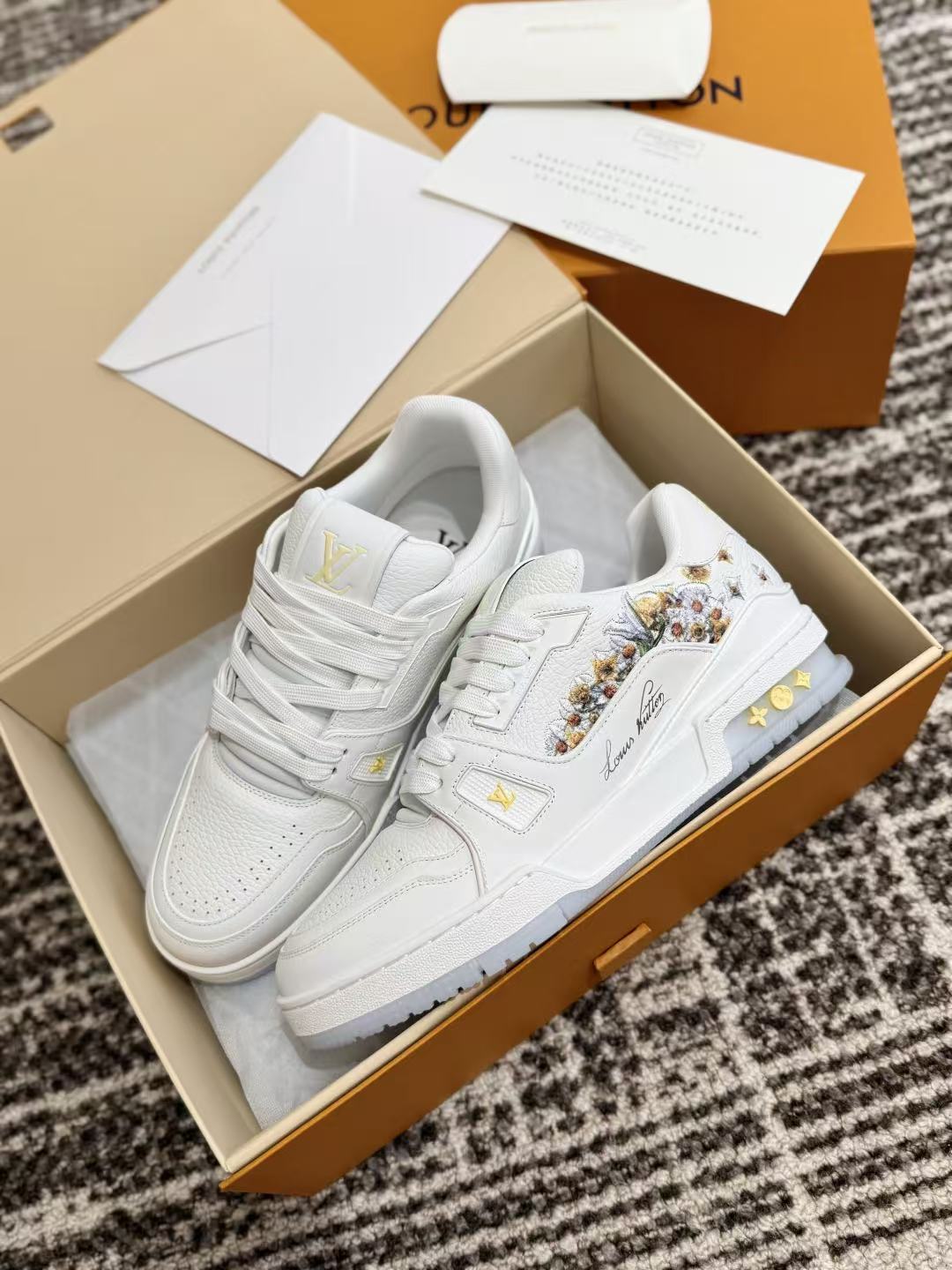LO 26 Full Grain Leather Lace Up Casual Trainers Minimal Gold Branding Detail