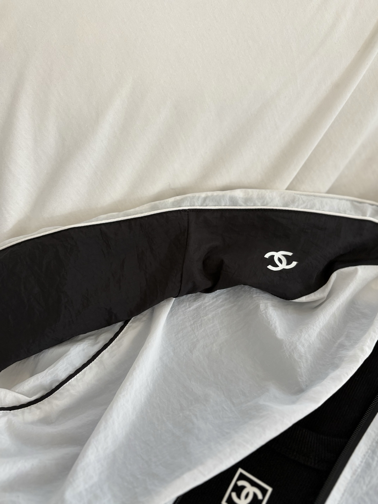 Cha26 summer new Xiaoxiang vintage black and white contrasting sunscreen jacket+sports style small bag