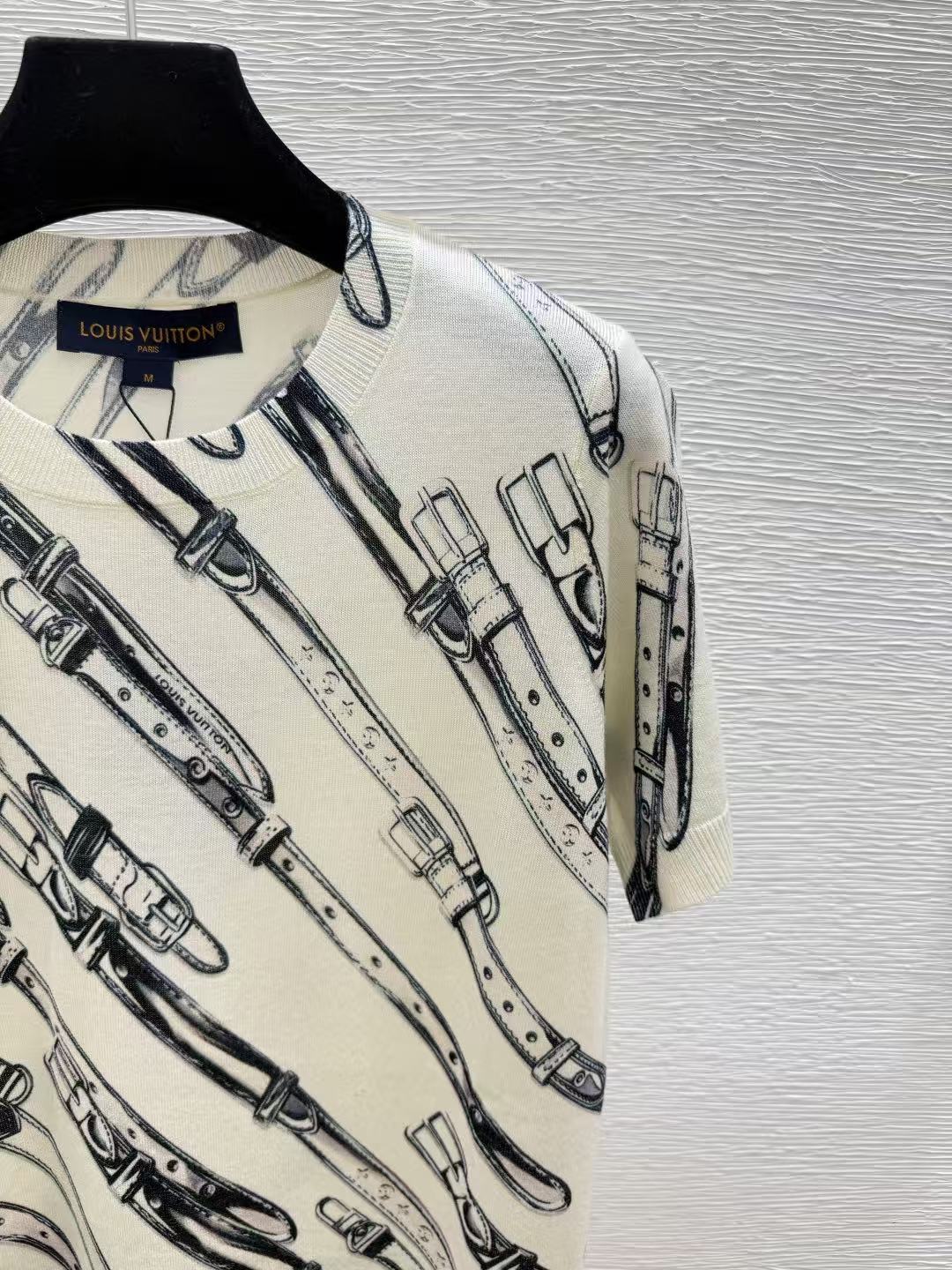 LO 26 Off White All Over Belt Illustration Fine Knit Tee