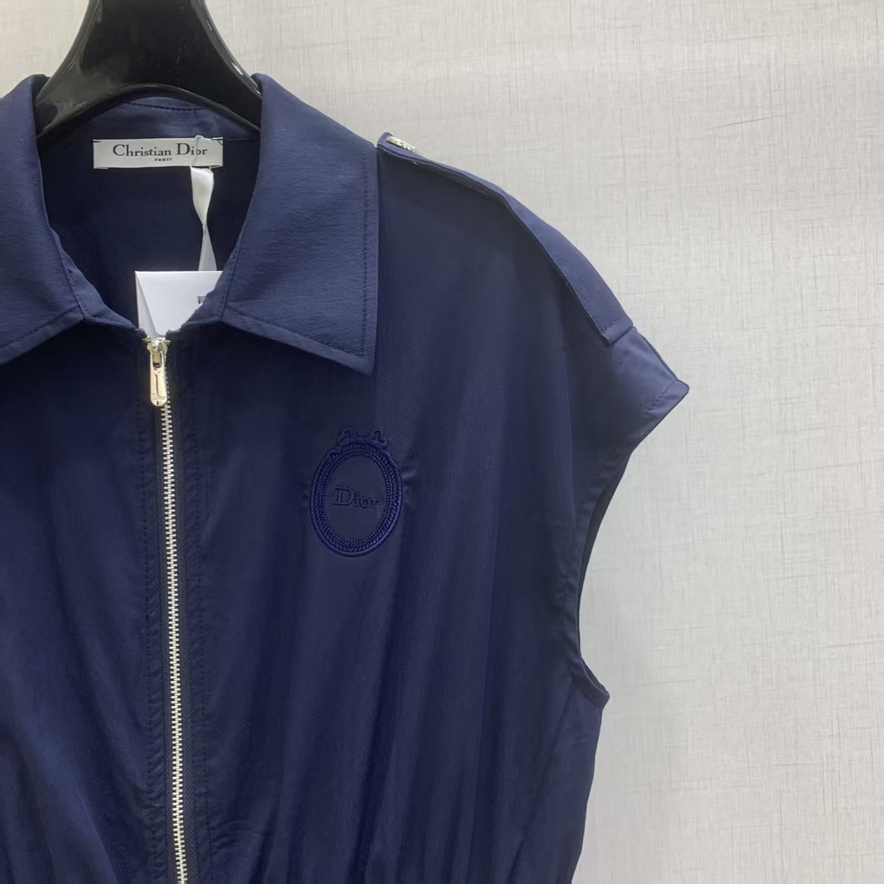 Di 2026 Spring/Summer New Arrival: Badge Embroidery Zipper Dress