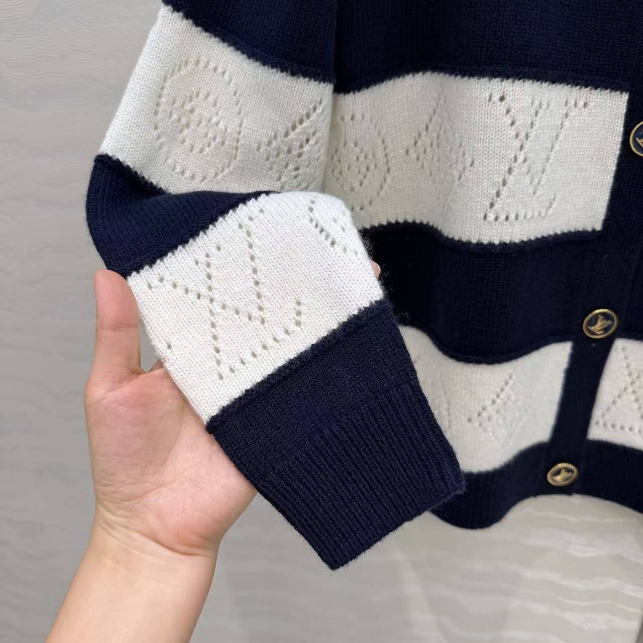 LO 26 Round Neck Hollow Logo Striped Knit Jacket