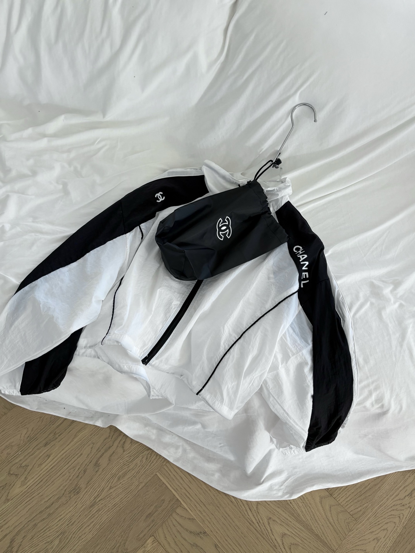 Cha26 summer new Xiaoxiang vintage black and white contrasting sunscreen jacket+sports style small bag