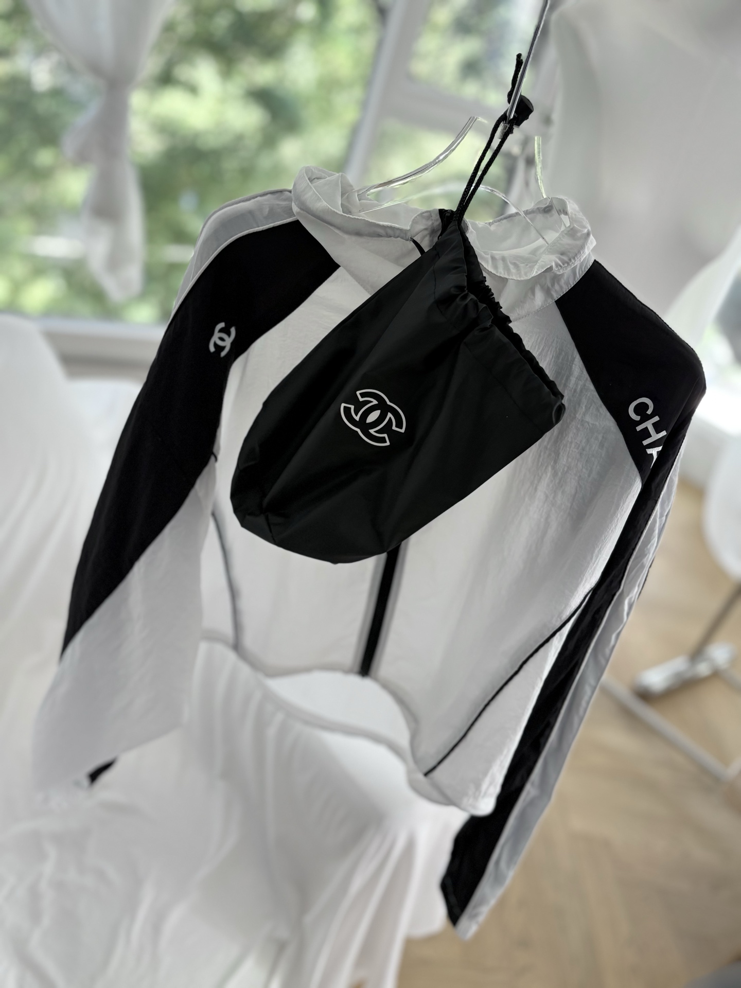 Cha26 summer new Xiaoxiang vintage black and white contrasting sunscreen jacket+sports style small bag