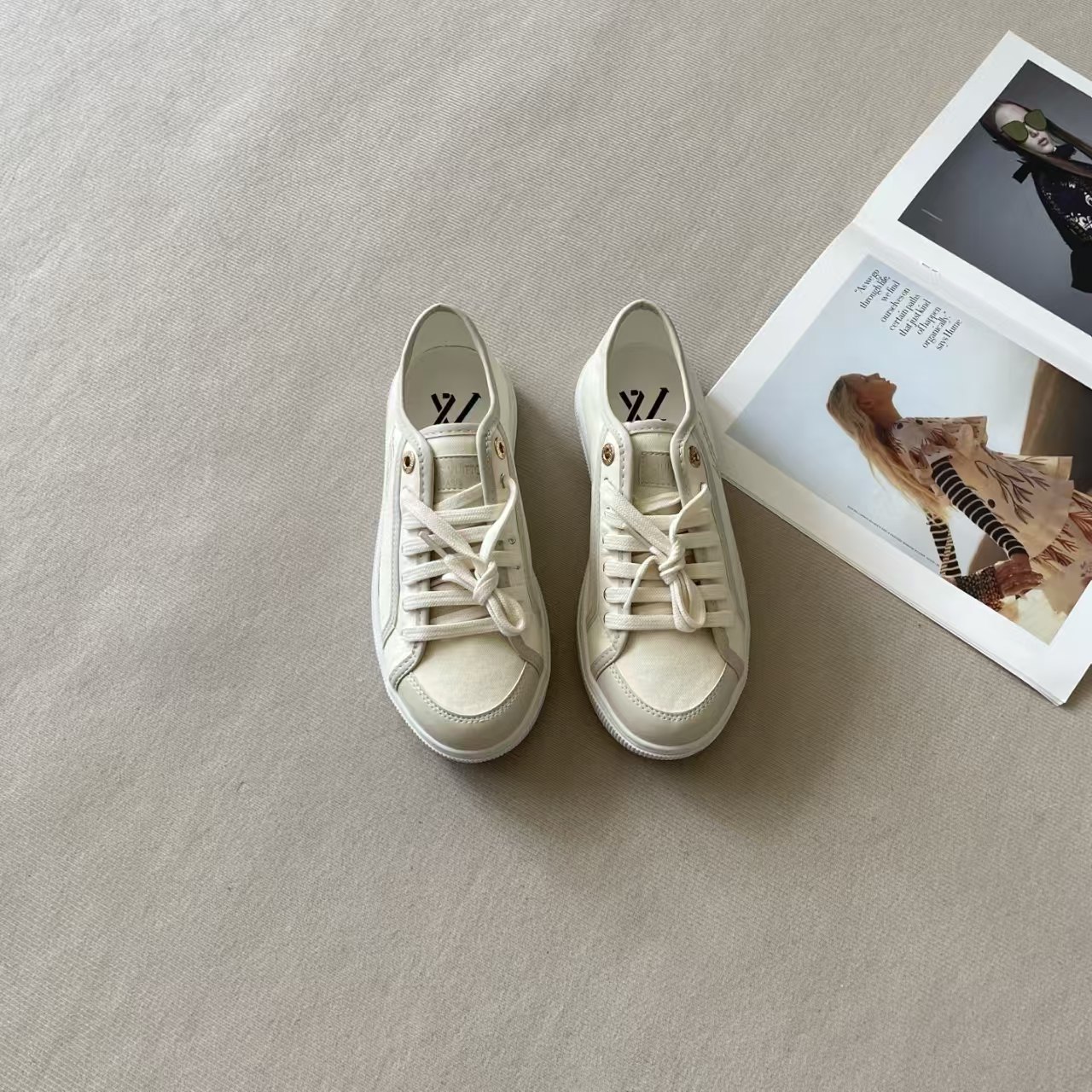 LO 26P Casual Shoes / White Shoes