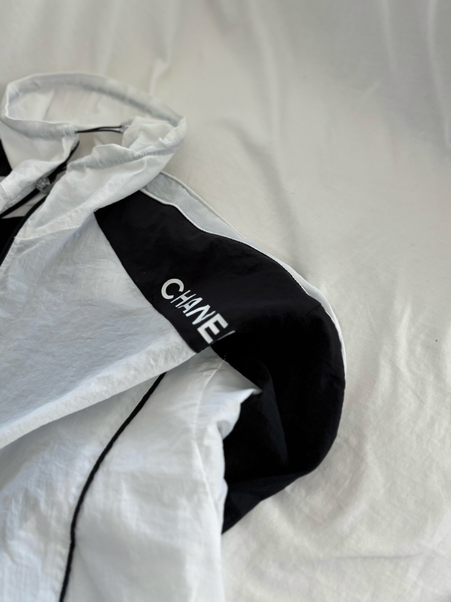 Cha26 summer new Xiaoxiang vintage black and white contrasting sunscreen jacket+sports style small bag