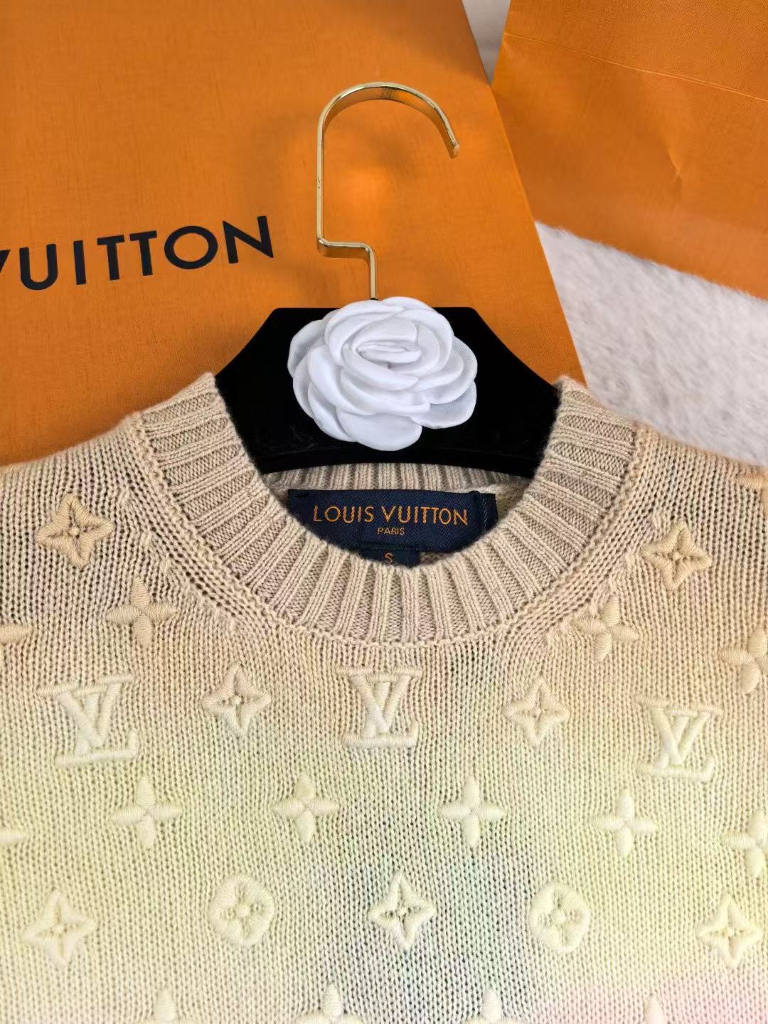 LO 26 Pastel Ombre Embossed Logo Short Sleeve Knit Sweater