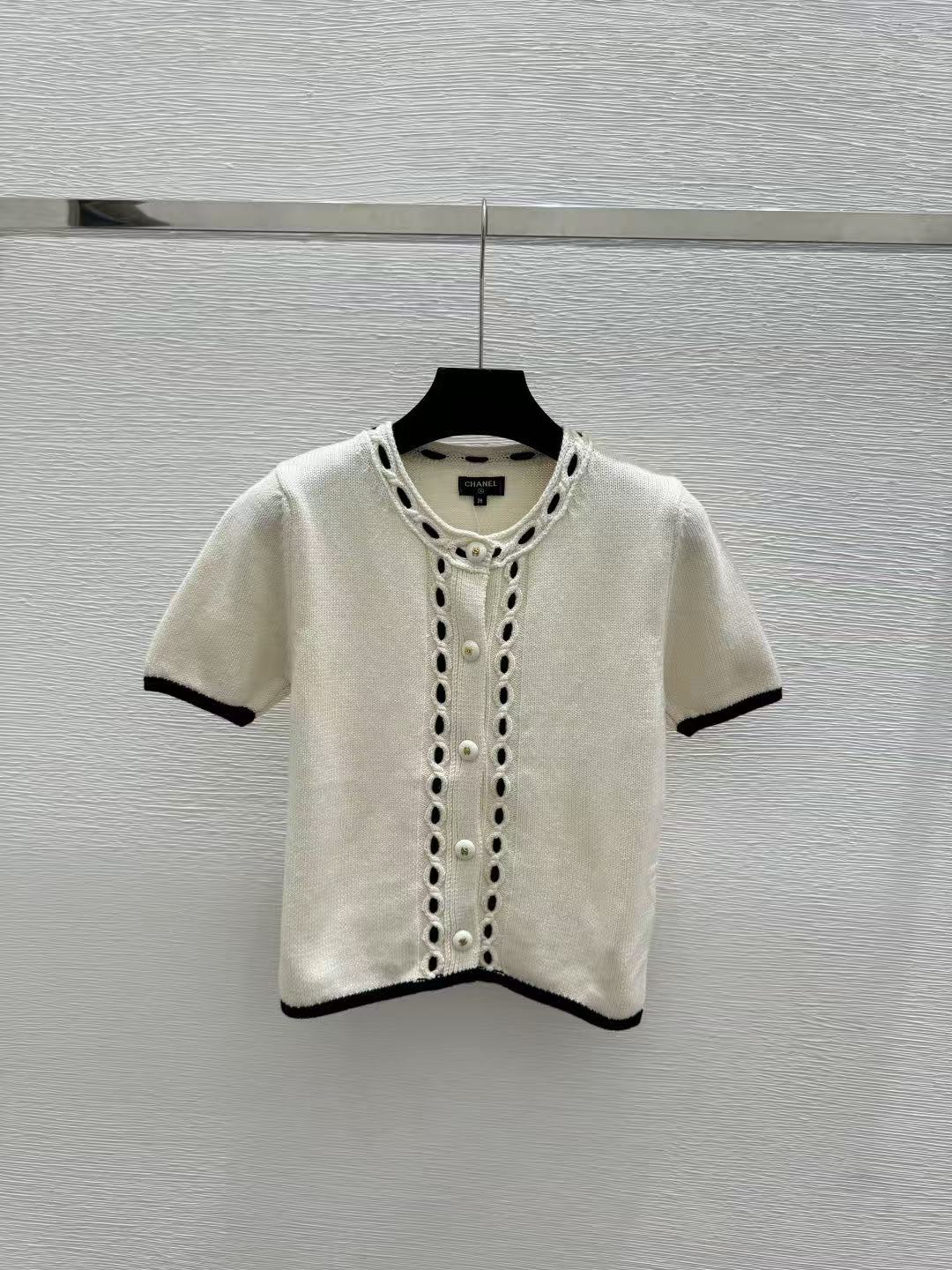 cha Round Neck Cropped Knit Top Contrast Binding Cutout Chain Line Front Placket