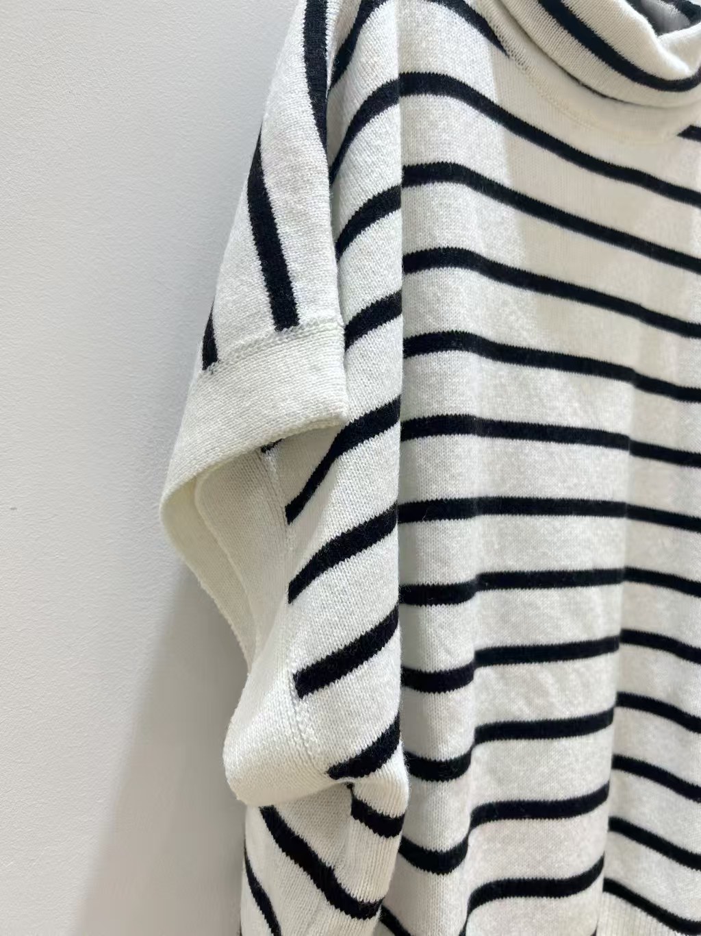 Di Striped EmbroideryTurtleneck Cape Knitwear