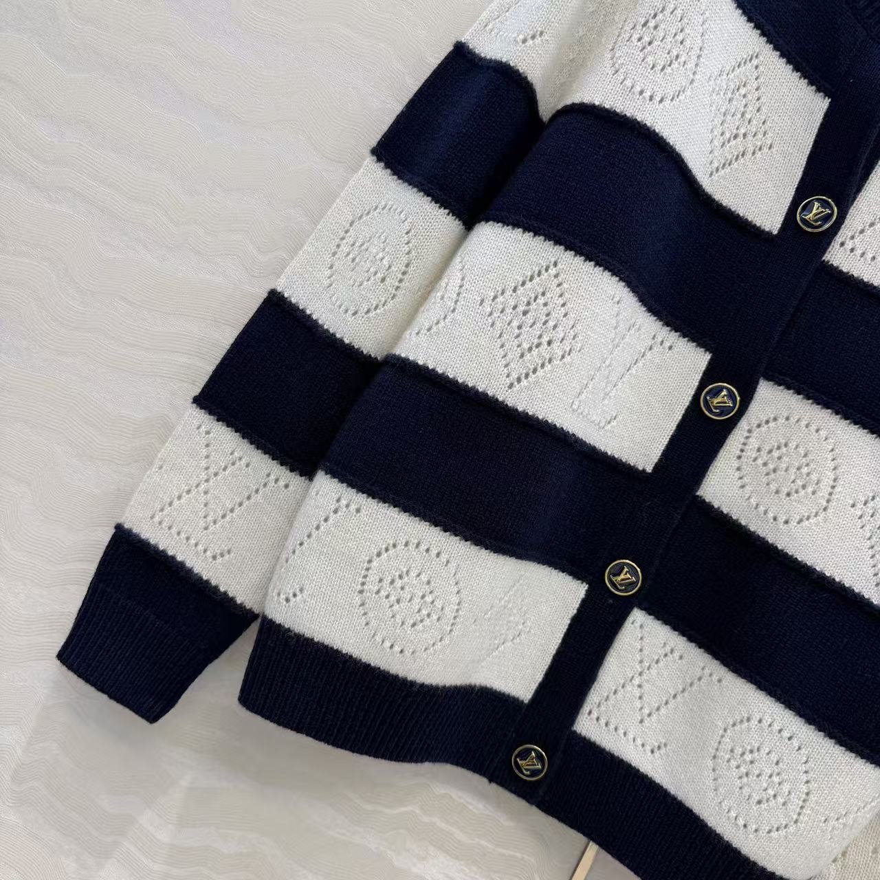 LO 26 Round Neck Hollow Logo Striped Knit Jacket