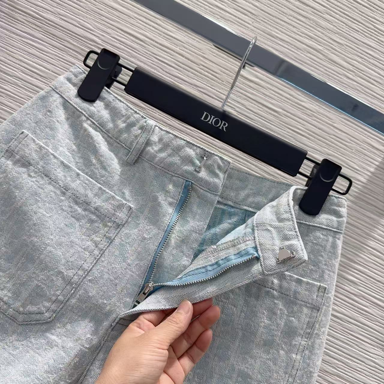 Di 26 Light Washed Denim Patch Pocket Shorts