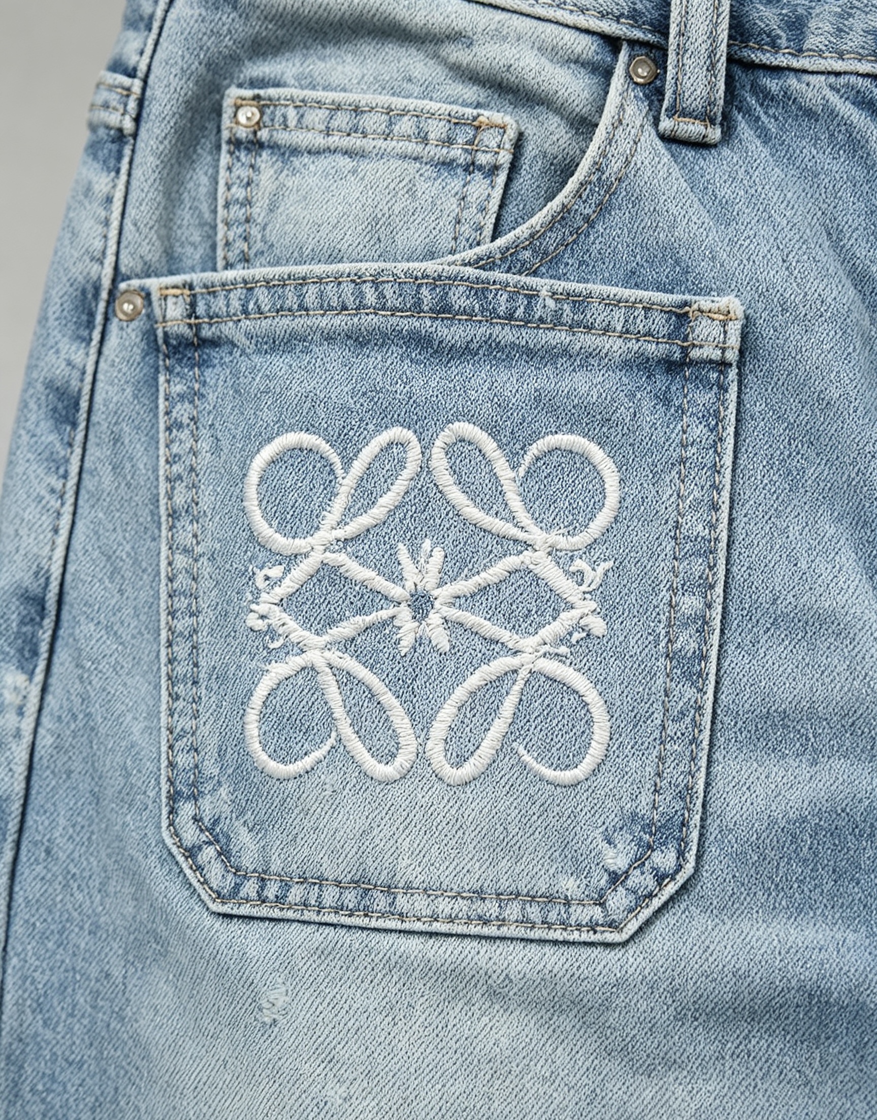 LOE Light Vintage Wash High Waist Wide Leg Jeans with Dual Anagram Embroidered Pockets