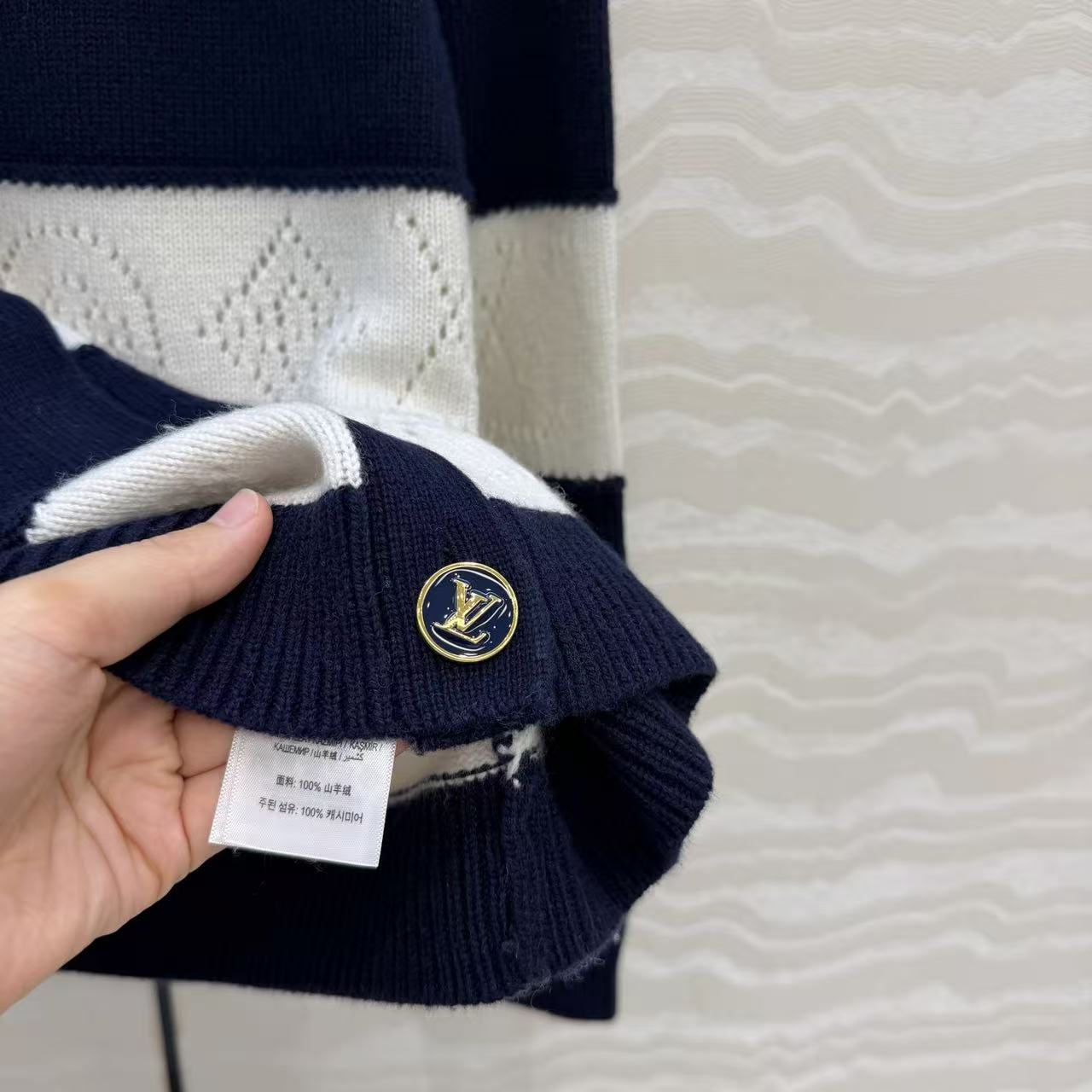 LO 26 Round Neck Hollow Logo Striped Knit Jacket