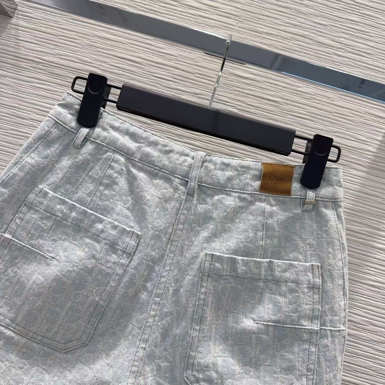 Di 26 Light Washed Denim Patch Pocket Shorts