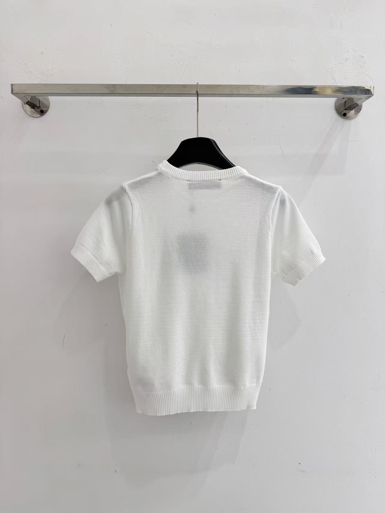 LO 26 Round Neck Hollow Flower Patch Lightweight Knit Tee