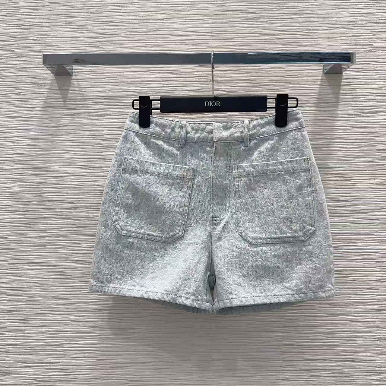 Di 26 Light Washed Denim Patch Pocket Shorts