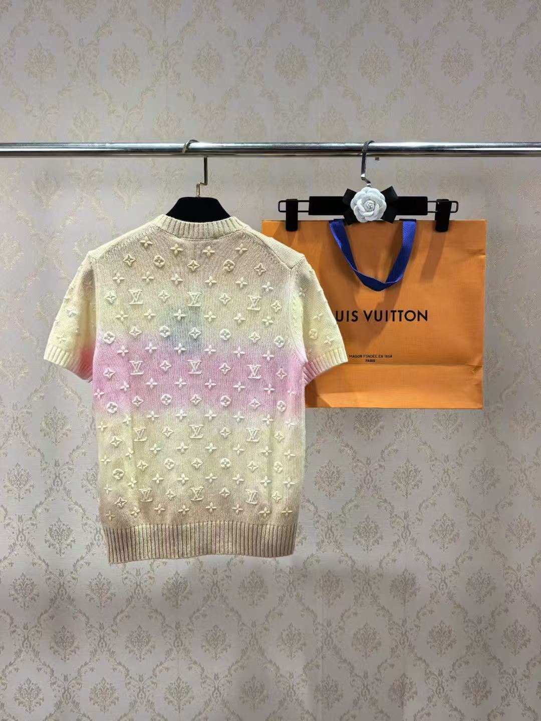 LO 26 Pastel Ombre Embossed Logo Short Sleeve Knit Sweater