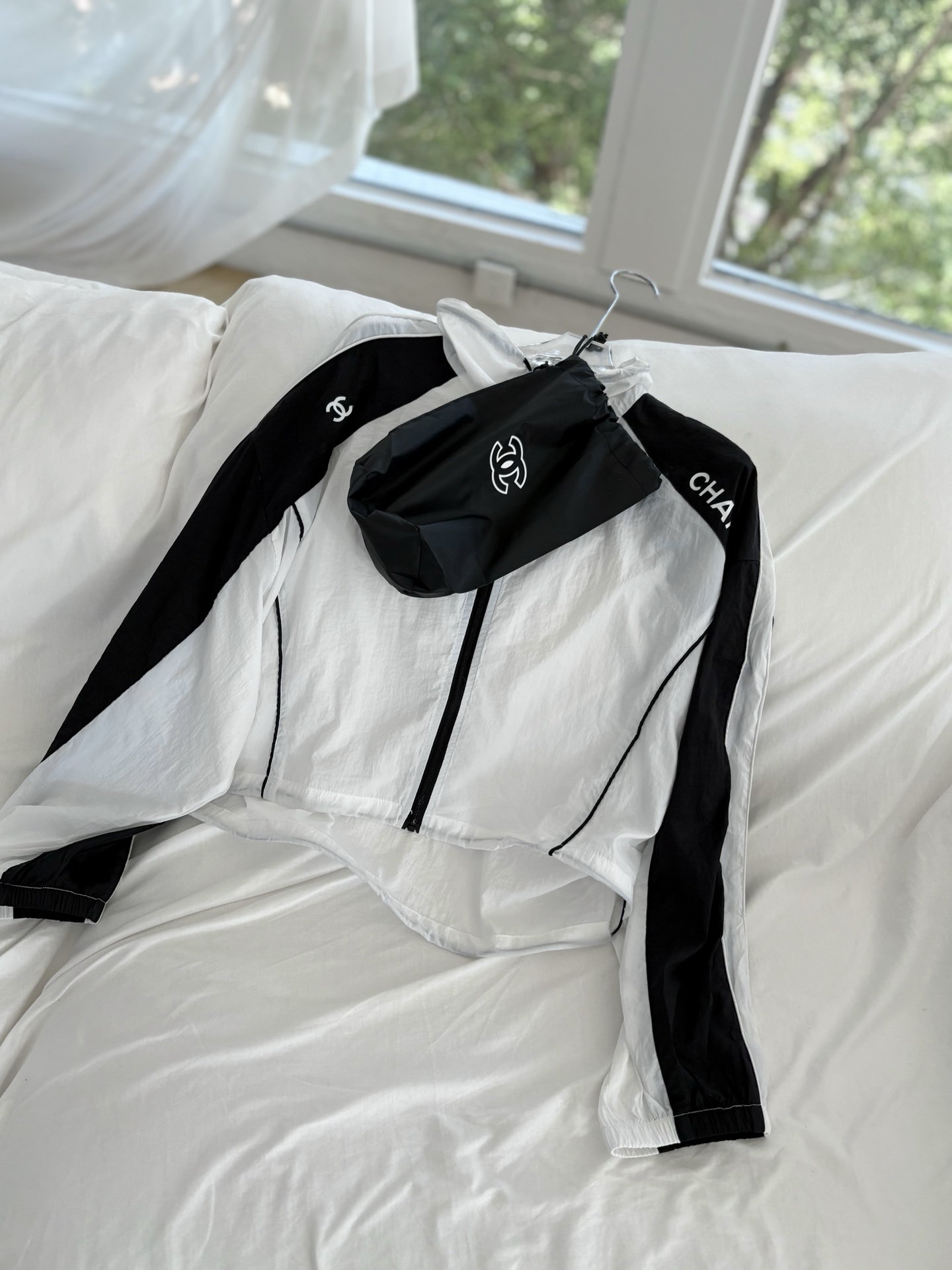 Cha26 summer new Xiaoxiang vintage black and white contrasting sunscreen jacket+sports style small bag