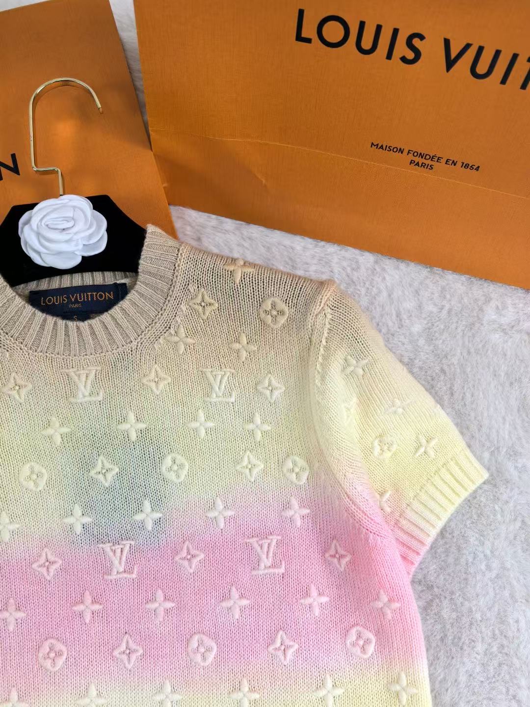 LO 26 Pastel Ombre Embossed Logo Short Sleeve Knit Sweater